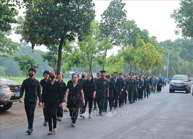 6h sáng 25/7, nhân dân đã tập trung tại quê nhà của Tổng Bí thư Nguyễn Phú Trọng ở làng Lại Đà, xã Đông Hội, huyện Đông Anh, thành phố Hà Nội chuẩn bị vào viếng. Ảnh: TTXVN