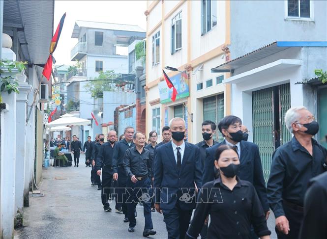 Từ hơn 5h sáng 25/7, nhân dân đến nơi viếng tại quê nhà Tổng Bí thư Nguyễn Phú Trọng - làng Lại Đà, xã Đông Hội, huyện Đông Anh, thành phố Hà Nội. Ảnh: TTXVN