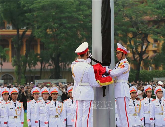 Lễ treo cờ rủ Quốc tang Tổng Bí thư Nguyễn Phú Trọng tại Quảng trường ...