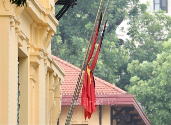 Trụ sở Ban Đối ngoại Trung ương Đảng treo cờ rủ sáng 25/7/2024. Ảnh: TTXVN