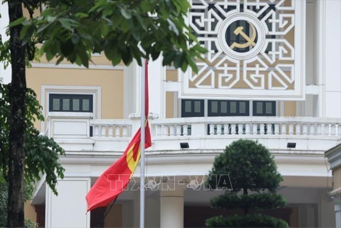 Văn phòng Trung ương Đảng treo cờ rủ sáng 25/7/2024. Ảnh: TTXVN