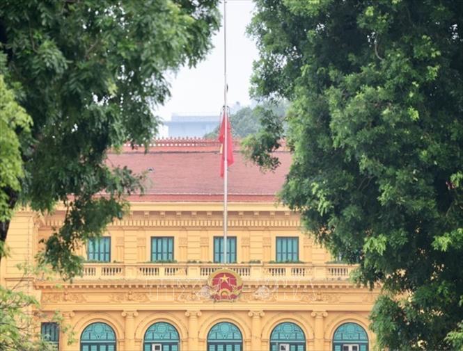 Phủ Chủ tịch treo cờ rủ sáng 25/7/2024. Ảnh: TTXVN