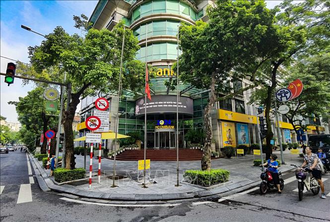 Trụ sở Ngân hàng TMCP Đại Chúng Việt Nam trên phố Ngô Quyền treo cờ rủ. Ảnh: Thanh Tùng - TTXVN