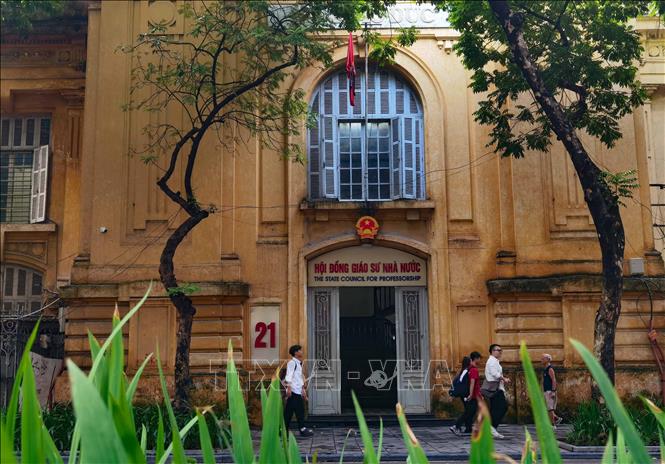 Trụ sở Hội đồng Giáo sư Nhà nước treo cờ rủ. Ảnh: Thanh Tùng - TTXVN