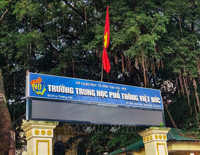 Các trường học treo cờ rủ sáng 25/7. Ảnh: Thanh Tùng - TTXVN