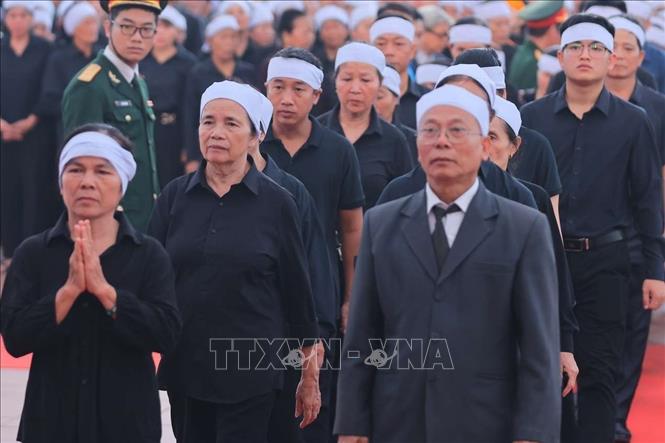 Người thân vào viếng Tổng Bí thư Nguyễn Phú Trọng tại thôn Lại Đà, xã Đông Hội, huyện Đông Anh, thành phố Hà Nội. Ảnh: TTXVN