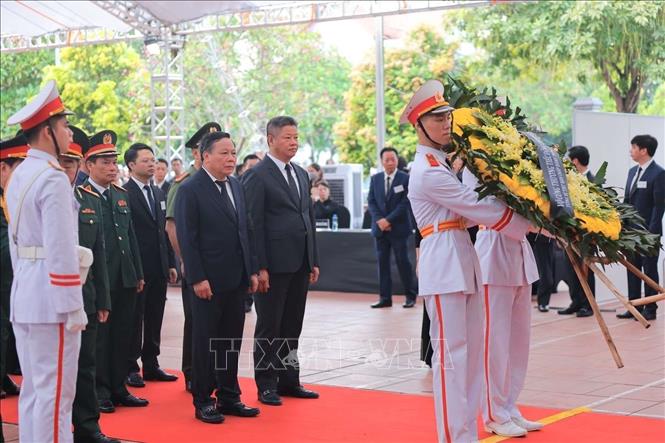 Đoàn HĐND, UBND Thành phố Hà Nội vào viếng Tổng Bí thư Nguyễn Phú Trọng. Ảnh: TTXVN