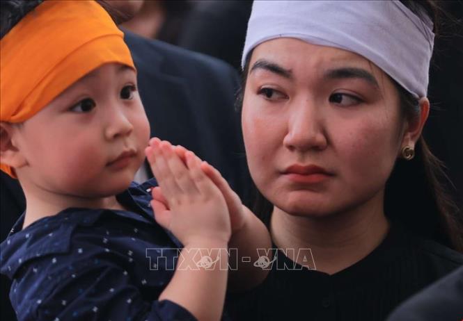 Người thân đau buồn trước sự ra đi mãi mãi của Tổng Bí thư Nguyễn Phú Trọng. Ảnh: TTXVN