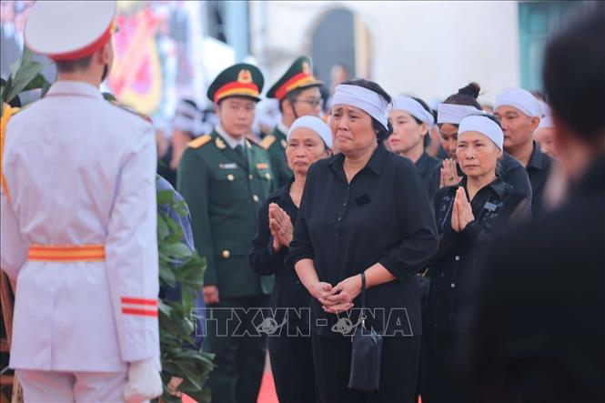 Người thân đau buồn trước sự ra đi của Tổng Bí thư Nguyễn Phú Trọng. Ảnh: TTXVN