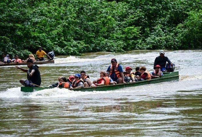 Người di cư tới trung tâm tiếp nhận người tị nạn ở Lajas Blancas, Darien, Panama, ngày 28/6/2024. Ảnh: Getty Images/TTXVN