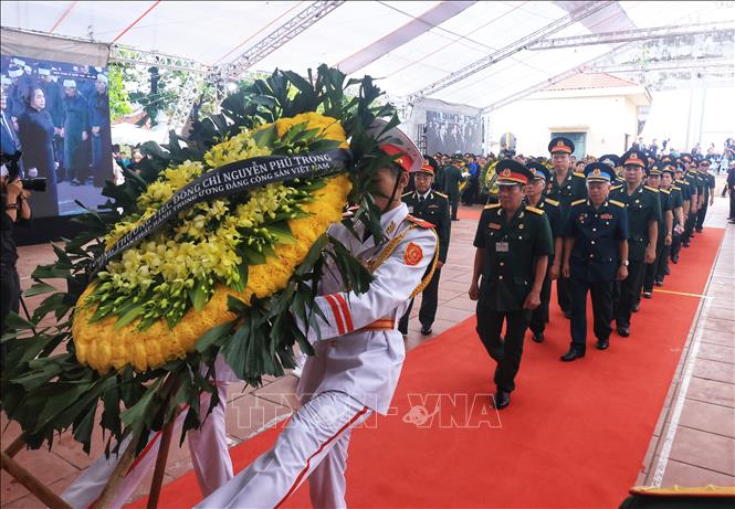 Đoàn Cựu chiến binh thôn Đông Hội vào viếng Tổng Bí Thư Nguyễn Phú Trọng. Ảnh: TTXVN