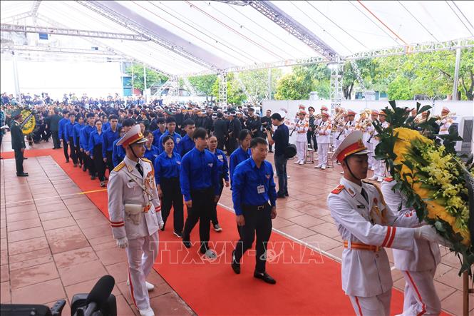 Đoàn Thanh niên xã Đông Hội vào viếng Tổng Bí thư Nguyễn Phú Trọng. Ảnh: TTXVN