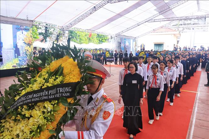 Khối giáo dục huyện Đông Anh vào viếng Tổng Bí thư Nguyễn Phú Trọng. Ảnh: TTXVN
