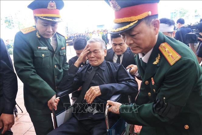 Người dân đến viếng Tổng Bí thư Nguyễn Phú Trọng. Ảnh: TTXVN