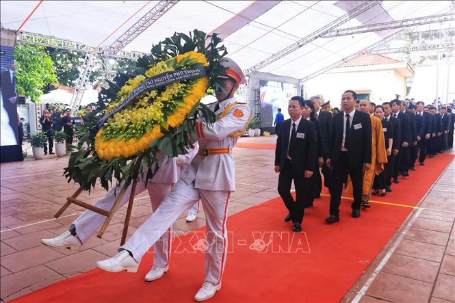 Đoàn Ủy ban Trung ương Mặt trận Tổ quốc Việt Nam vào viếng Tổng Bí thư Nguyễn Phú Trọng. Ảnh: TTXVN