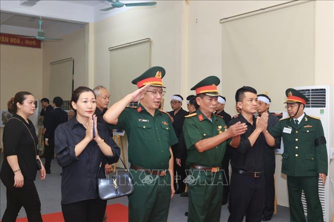 Người dân vào viếng Tổng Bí Thư Nguyễn Phú Trọng. Ảnh: TTXVN