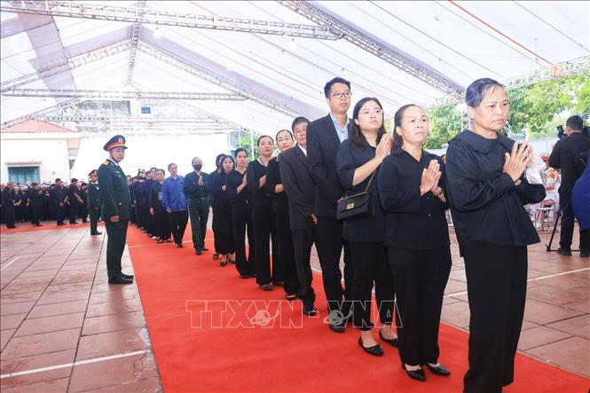 Người dân đến viếng Tổng Bí thư Nguyễn Phú Trọng. Ảnh: TTXVN