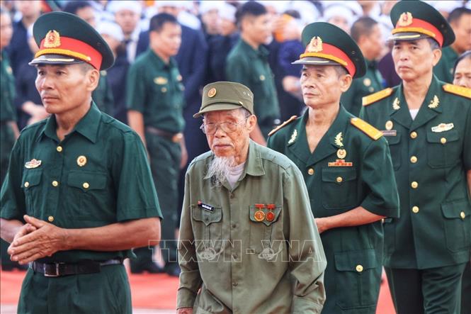 Cựu chiến binh thôn Đông Hội đến viếng Tổng Bí thư Nguyễn Phú Trọng. Ảnh: TTXVN