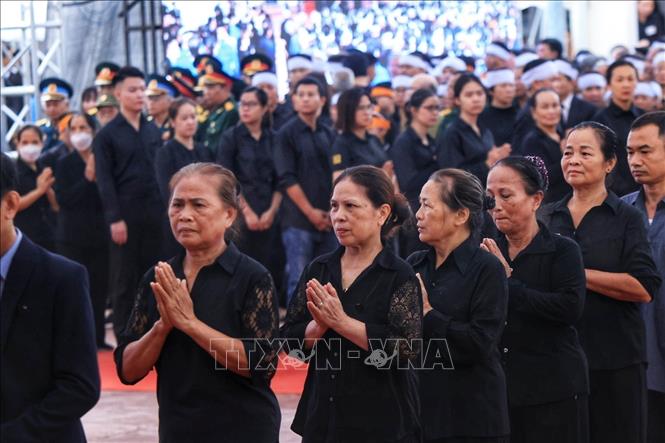 Đông đảo các tầng lớp nhân dân đến viếng Tổng Bí thư Nguyễn Phú Trọng. Ảnh: TTXVN