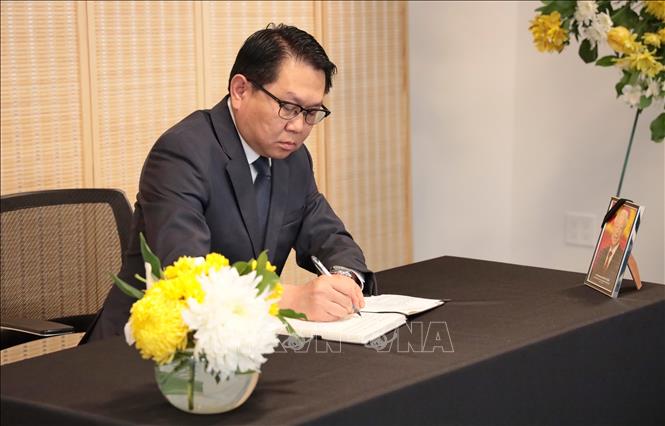 Đại sứ Anouparb Vongnorkeo, Trưởng Phái đoàn Thường trực Lào tại LHQ, viết Sổ tang sau khi viếng Tổng Bí thư Nguyễn Phú Trọng tại Phái đoàn thường trực Việt Nam tại LHQ ở New York (Mỹ). Ảnh: Thanh Tuấn - Phóng viên TTXVN tại Mỹ