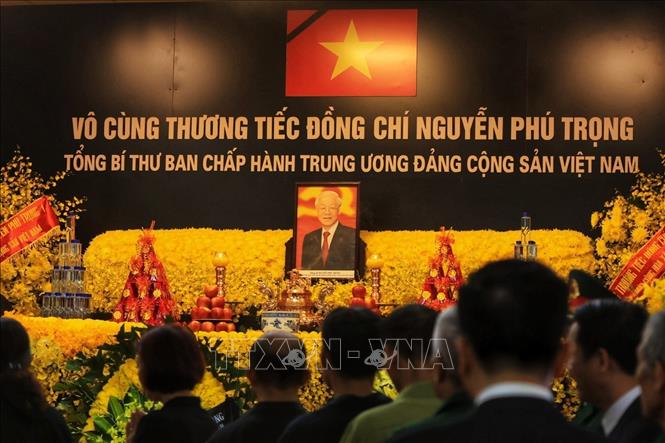 Đông đảo các tầng lớp nhân dân đến viếng Tổng Bí thư Nguyễn Phú Trọng. Ảnh: TTXVN