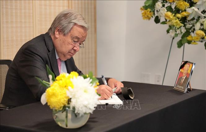 Tổng Thư ký Liên hợp quốc Antonio Guterres viết Sổ tang sau khi viếng Tổng Bí thư Nguyễn Phú Trọng tại Phái đoàn thường trực Việt Nam tại LHQ ở New York (Mỹ). Ảnh: Thanh Tuấn - Phóng viên TTXVN tại Mỹ