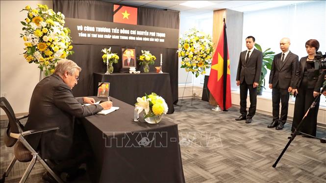 Tổng Thư ký Liên hợp quốc Antonio Guterres viết Sổ tang sau khi viếng Tổng Bí thư Nguyễn Phú Trọng tại Phái đoàn thường trực Việt Nam tại LHQ ở New York (Mỹ). Ảnh: Thanh Tuấn - Phóng viên TTXVN tại Mỹ