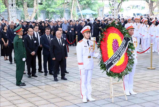 Đoàn Cộng hòa Algeria Dân chủ và Nhân dân do Bộ trưởng Bộ Cựu chiến binh và Người có công Laid Rebiga làm Trưởng đoàn, viếng Tổng Bí thư Nguyễn Phú Trọng. Ảnh: TTXVN