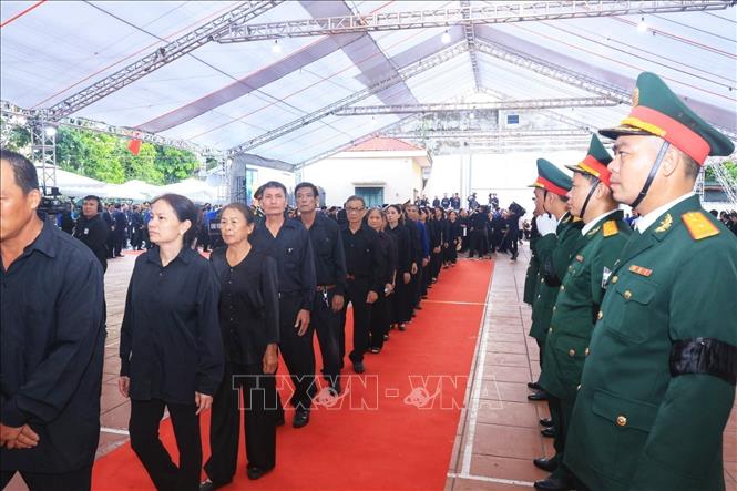 Người dân vào viếng Tổng Bí thư Nguyễn Phú Trọng. Ảnh: TTXVN