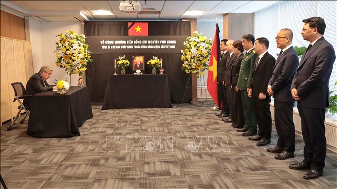 Tổng Thư ký Liên hợp quốc Antonio Guterres viết Sổ tang sau khi viếng Tổng Bí thư Nguyễn Phú Trọng tại Phái đoàn thường trực Việt Nam tại LHQ ở New York (Hoa Kỳ). Ảnh: Quang Huy - PV TTXVN tại Hoa Kỳ