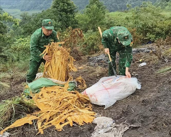 Bộ đội Biên phòng Ngọc Côn thu giữ số thuốc lá lậu do các đối tượng buôn lậu vứt bỏ lại trên biên giới. Ảnh: TTXVN phát