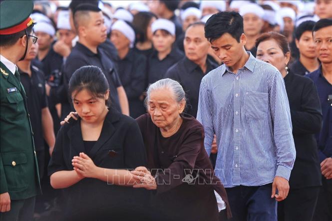 Người dân đến viếng Tổng Bí thư Nguyễn Phú Trọng. Ảnh: TTXVN