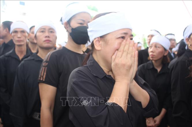Giây phút xúc động nghẹn ngào của người dân Đông Anh tại lễ viếng. Ảnh: TTXVN 