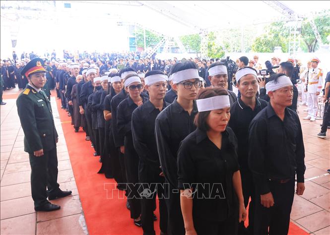 Người thân trong dòng họ đến viếng Tổng Bí thư Nguyễn Phú Trọng. Ảnh: TTXVN