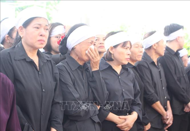 Người thân, họ hàng của Tổng Bí thư Nguyễn Phú Trọng chờ vào viếng. Ảnh: TTXVN