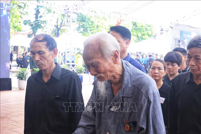 Người dân đến viếng Tổng Bí thư Nguyễn Phú Trọng. Ảnh: TTXVN