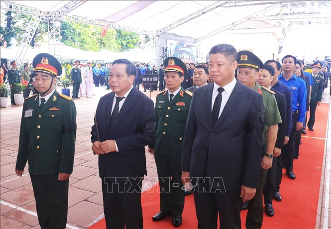 Đoàn Thành ủy, Hội đồng nhân dân, Ủy ban Nhân dân Thành phố Hà Nội vào viếng. Ảnh: TTXVN
