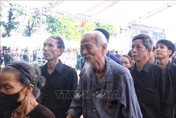 Người dân đến viếng đám tang Tổng Bí thư Nguyễn Phú Trọng. Ảnh: TTXVN