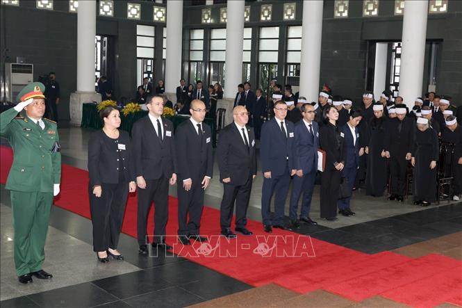 Đoàn Cộng hòa Algeria Dân chủ và Nhân dân do Bộ trưởng Bộ Cựu chiến binh và Người có công Laid Rebiga làm Trưởng đoàn, viếng Tổng Bí thư Nguyễn Phú Trọng. Ảnh: TTXVN