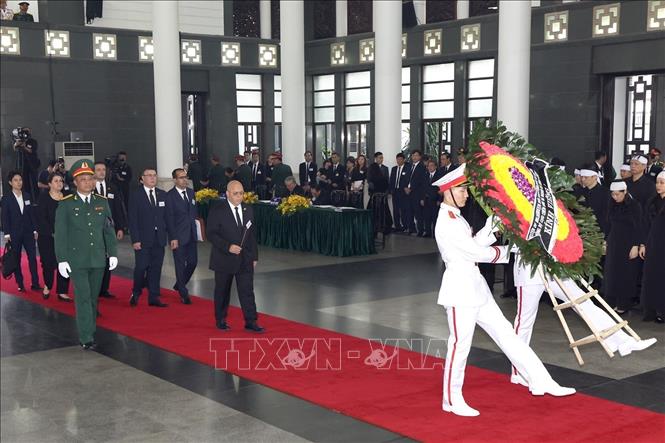 Đoàn Cộng hòa Algeria Dân chủ và Nhân dân do Bộ trưởng Bộ Cựu chiến binh và Người có công Laid Rebiga làm Trưởng đoàn, viếng Tổng Bí thư Nguyễn Phú Trọng. Ảnh: TTXVN