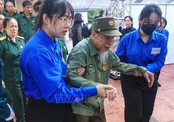 Đoàn cựu chiến binh vào viếng Tổng Bí thư Nguyễn Phú Trọng. Ảnh: TTXVN
