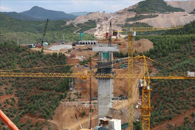 Thi công cầu cạn trong dự án xây dựng công trình đường bộ cao tốc bằng phương pháp đúc hẫng qua khu vực địa hình phức tạp ở huyện Tuy An, tỉnh Phú Yên. Ảnh: Xuân Triệu - TTXVN