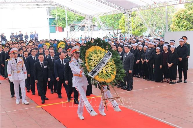 Đoàn Đảng bộ, Chính quyền và nhân dân huyện Đông Anh vào viếng Tổng Bí thư Nguyễn Phú Trọng. Ảnh: TTXVN