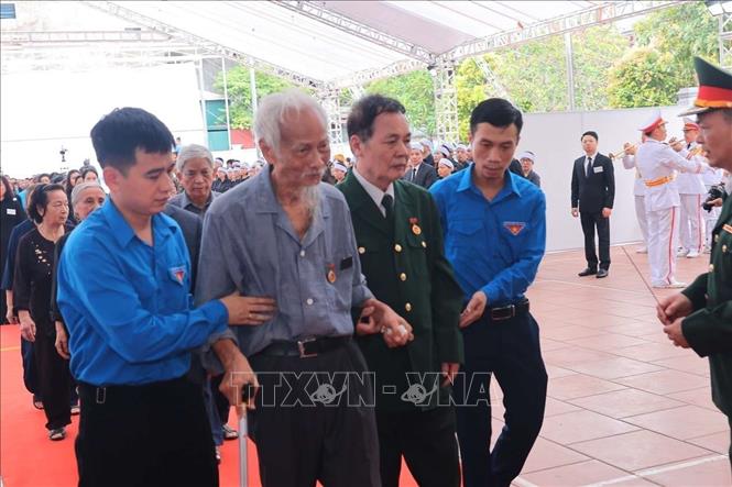 Đoàn cựu học sinh Trường THPT Nguyễn Gia Thiều - bạn học của Tổng Bí thư Nguyễn Phú Trọng vào viếng. Ảnh: Hoàng Hiếu - TTXVN
