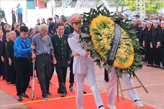 Đoàn cựu học sinh Trường THPT Nguyễn Gia Thiều - bạn học của Tổng Bí thư Nguyễn Phú Trọng vào viếng. Ảnh: Hoàng Hiếu - TTXVN