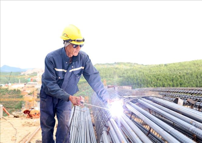 Công nhân thi công cao tốc Bắc - Nam trong điều kiện thời tiết nắng nóng. Ảnh: Xuân Triệu – TTXVN