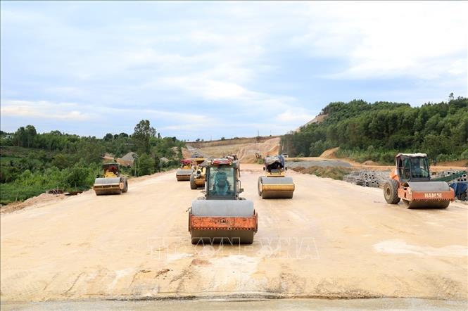 Nhiều thiết bị được huy động để lu lèn mặt đường, chuẩn bị rải đá cấp phối tại dự án thành phần Quy Nhơn - Chí Thạnh. Ảnh: Xuân Triệu – TTXVN