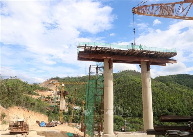 Nhà thầu thi công cầu cạn tại khu vực có địa hình phức tạp trong dự án thành phần Quy Nhơn - Chí Thạnh. Ảnh: Xuân Triệu – TTXVN