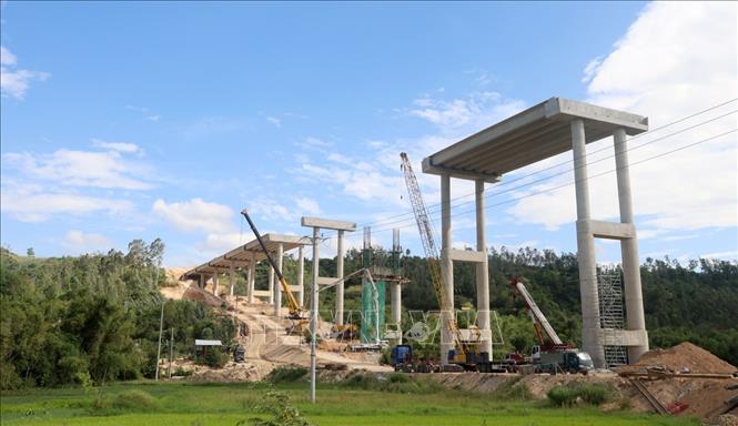 Cầu Kỳ Lộ (cầu dài nhất trong 12 dự án thành phần cao tốc Bắc - Nam phía Đông) đã được gác dầm. Ảnh: Xuân Triệu – TTXVN
