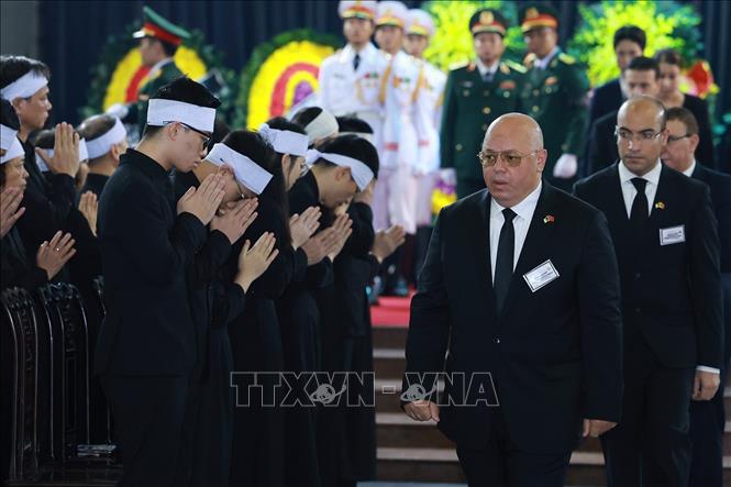 Đoàn Algeria do Bộ trưởng Bộ Cựu chiến binh và Người có công Laid Rebiga làm Trưởng đoàn viếng Tổng Bí thư Nguyễn Phú Trọng. Ảnh: TTXVN